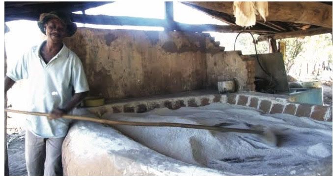 No calor do forno, o saber antigo se renova: a farinha sendo mexida no tempo certo, no gesto aprendido com os mais velhos.